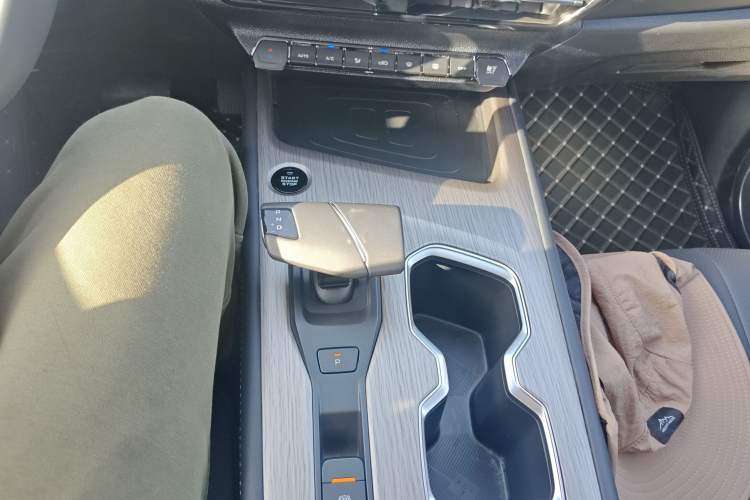Used CHANGAN X7 PLUS 2024 1.5T Automatic Luxury 7-Seater Gear Lever
