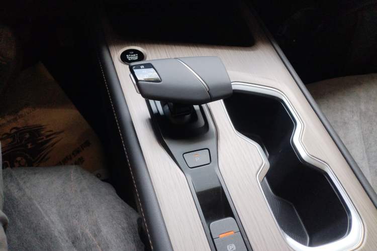 Used CHANGAN X7 PLUS 2024 1.5T Automatic Prestige 7-Seater Gear Lever