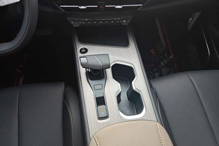 Used CHANGAN X7 PLUS 2024 1.5T Automatic Luxury 7-Seater Gear Lever