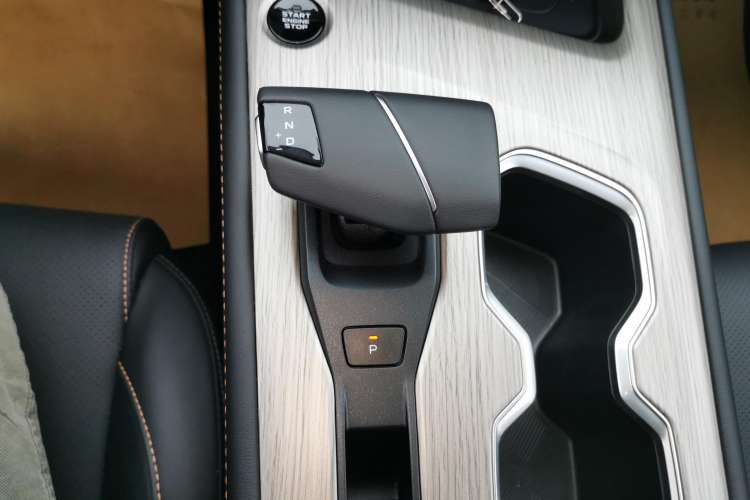 Used CHANGAN X7 PLUS 2024 1.5T Automatic Luxury 7-Seater Gear Lever