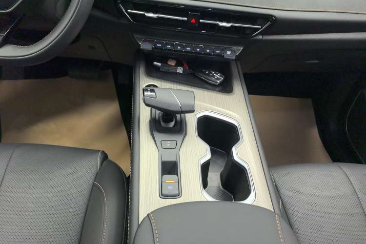 Used CHANGAN X7 PLUS 2024 1.5T Automatic Luxury 7-Seater Gear Lever
