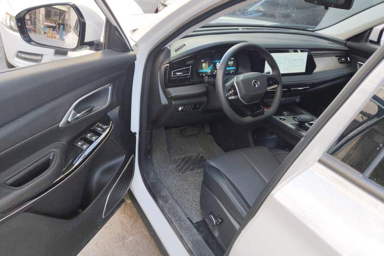 Used CHANGAN X7 PLUS 2024 1.5T Automatic Luxury 7-Seater Interior 3