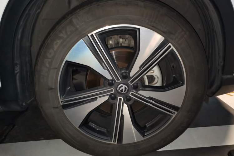 Used CHANGAN X7 PLUS 2024 1.5T Automatic Smart Enjoyment 5-Seater Right Front Wheel Hub