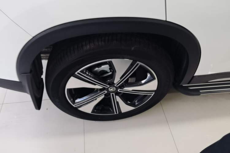 Used CHANGAN X7 PLUS 2024 1.5T Automatic Luxury Edition 5 Seats Right Rear Wheel Hub