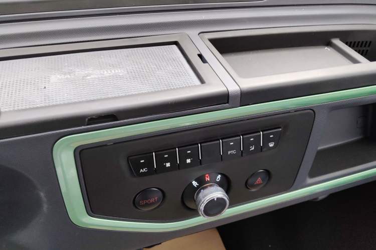 Used Chengshi 01 2022 Wealth Edition + 3.3KW Air Conditioner Single-Row Closed Cargo Van Two-Seater Dual Batteries Audio And AC Panel