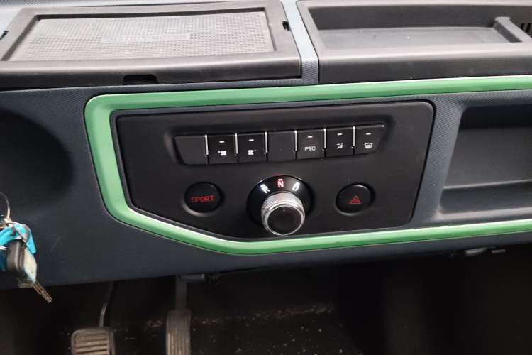 Used Chengshi 01 2021 Chuanfu Edition Single-Row Closed Cargo Van Two-Seater Single Battery Audio And AC Panel