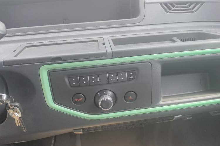 Used Chengshi X2 2022 Wealth Edition Single-Row Box-Type Transport Vehicle Audio And AC Panel