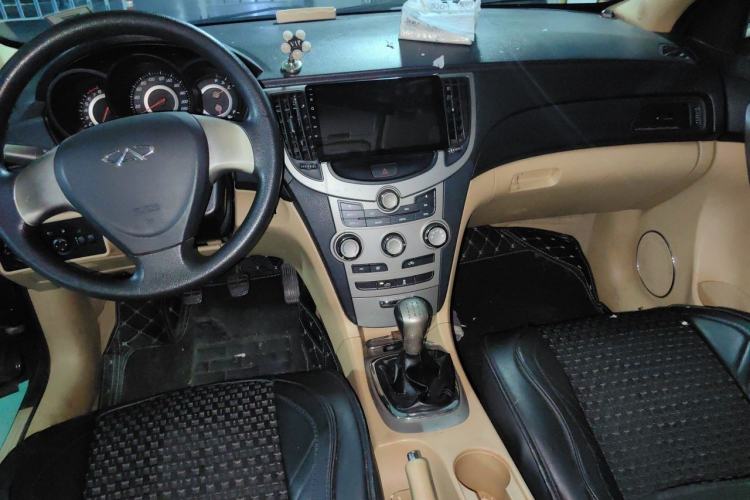 Used Chery A3 2010 Restyled Sedan 1.6L Manual – Entry-Level Trim Center Console