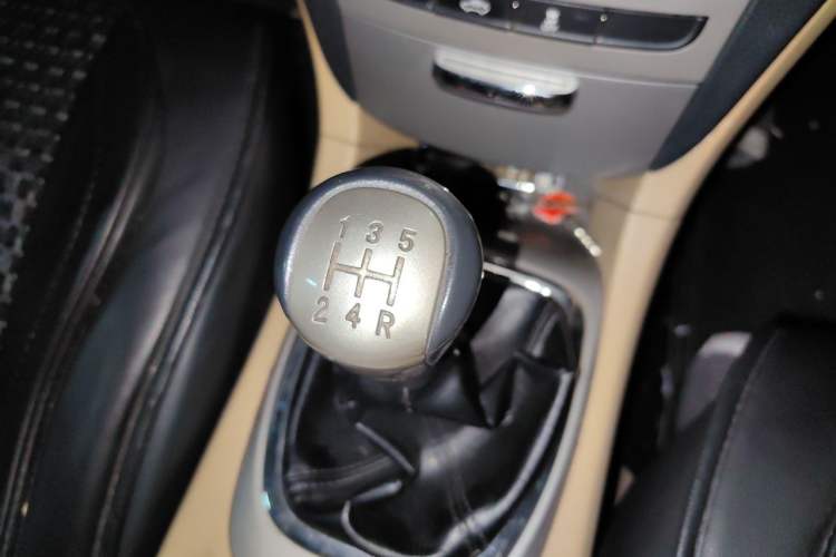 Used Chery A3 2010 Restyled Sedan 1.6L Manual – Entry-Level Trim Gear Lever
