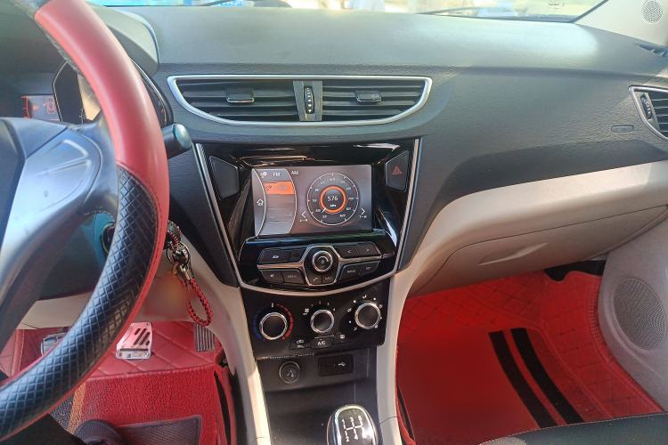 Used Chery Arrizo 3 2015 1.5L Manual High-End Version Interior 2