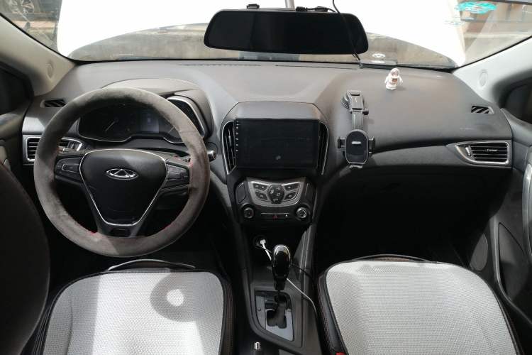 Used Chery Arrizo 5 2016 1.5L CVT Trendsetting Edition Center Console