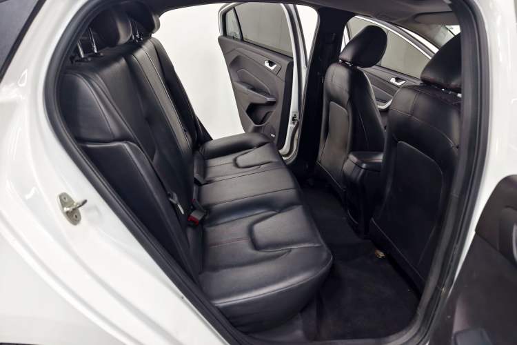 Used Chery Arrizo 5 2016 1.5L Manual Leading Version Interior 3
