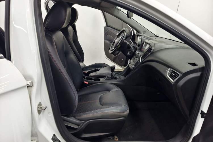 Used Chery Arrizo 5 2016 1.5L Manual Leading Version Interior 9