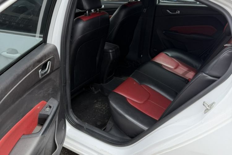 Used Chery Arrizo 5 2017 1.5L Manual Fashion Edition Interior 9
