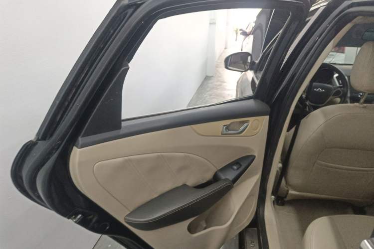 Used Chery Arrizo 7 2013 1.6L CVT Zhixiang Edition Interior 5
