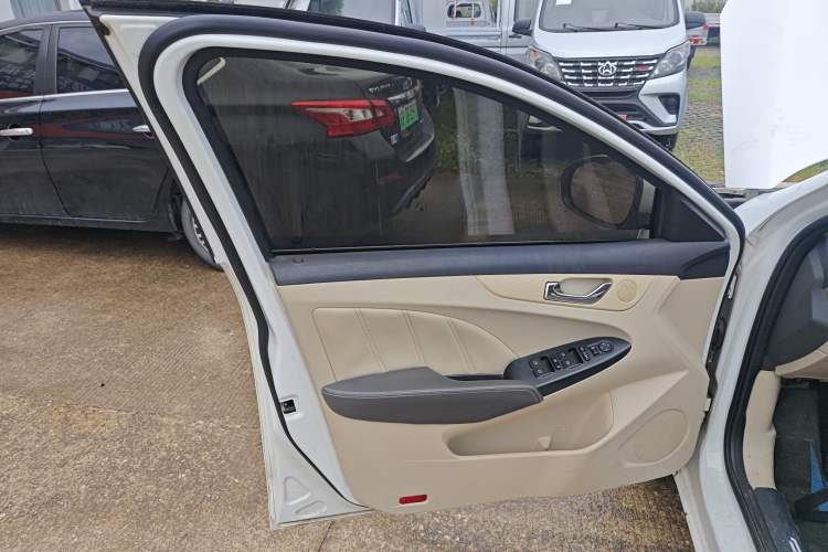 Used Chery Arrizo 7 2013 1.6L CVT ZhiShang Edition Interior 7