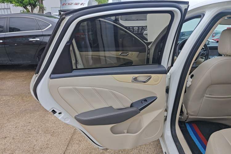 Used Chery Arrizo 7 2013 1.6L CVT ZhiShang Edition Interior 8