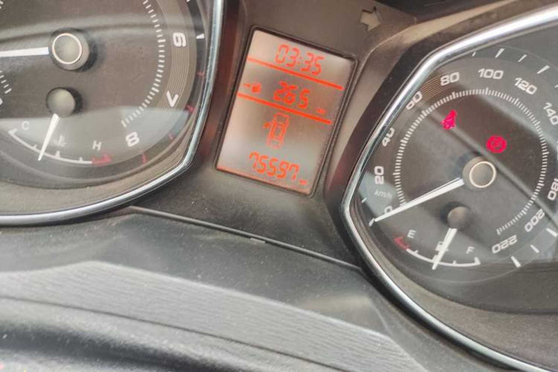 Used Chery Arrizo 7 2014 1.6L Manual ZhiCheng Edition Odometer Close Up
