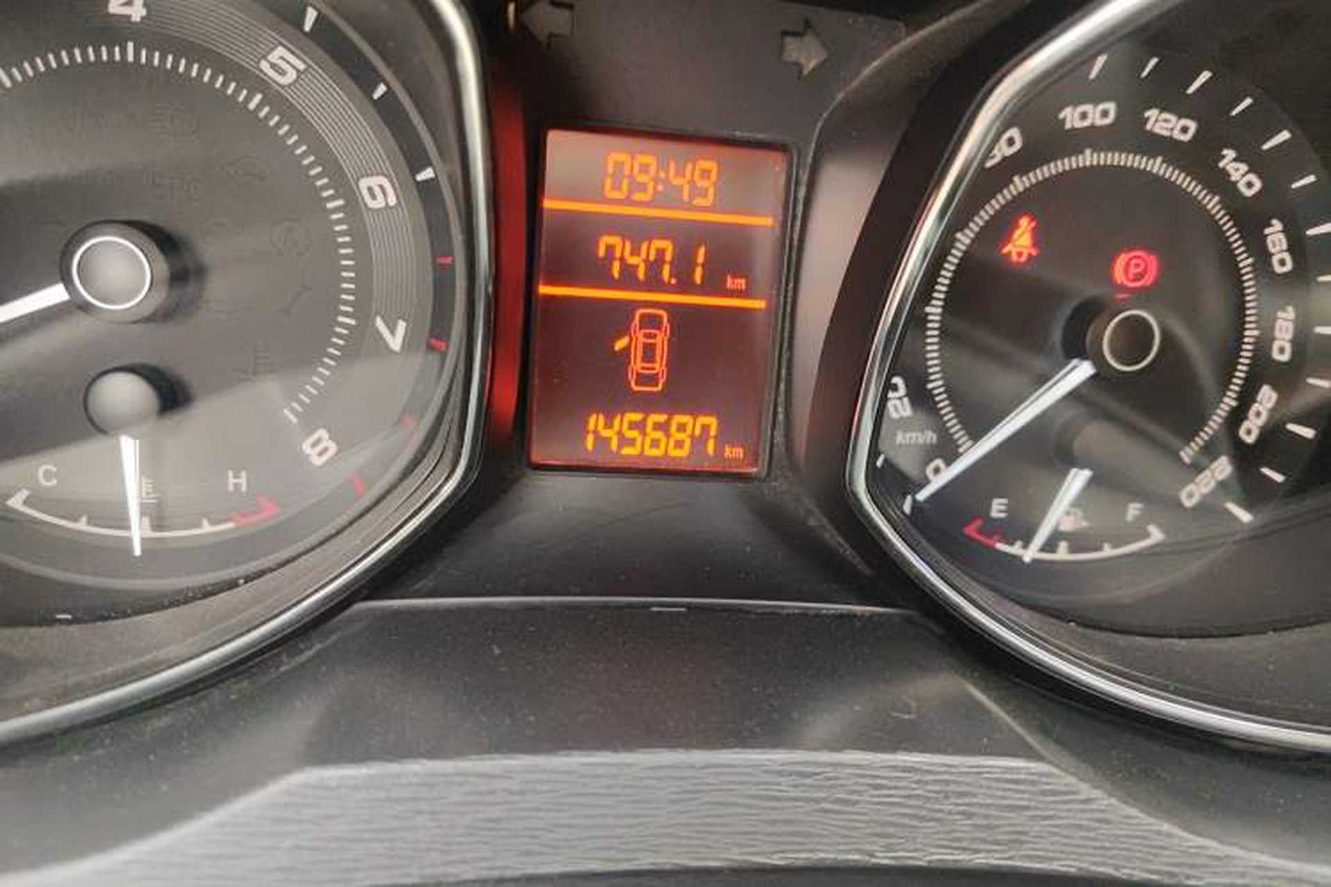 Used Chery Arrizo 7 2015 1.6L Manual ZhiShang Edition Odometer Close Up