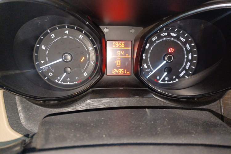 Used Chery Arrizo 7 2015 1.6L Manual ZhiShang Edition Odometer Close Up