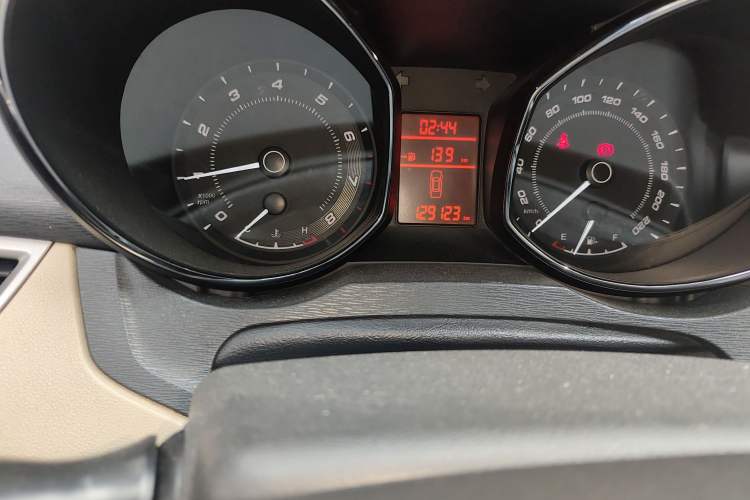 Used Chery Arrizo 7 2015 1.6L Manual ZhiShang Edition Odometer Close Up