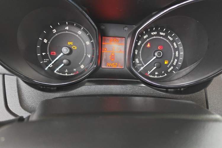 Used Chery Arrizo 7 2015 1.5T Manual ZhiShang Edition Odometer Close Up