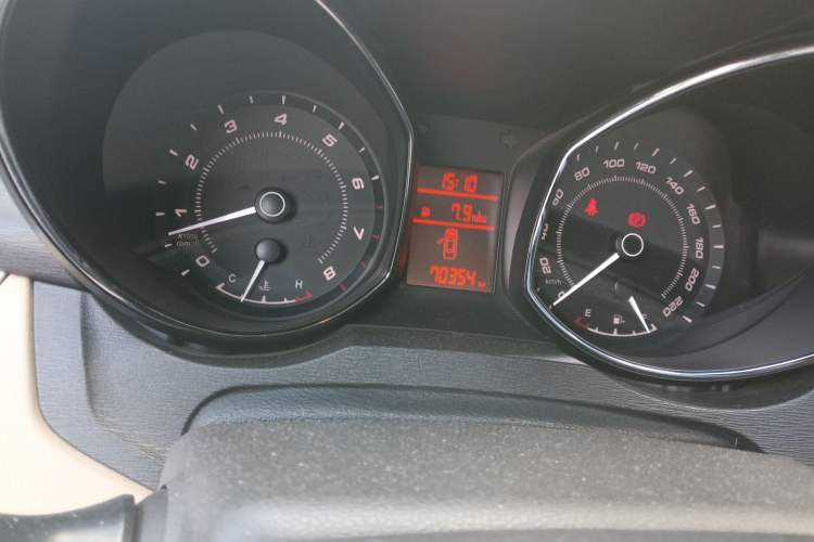 Used Chery Arrizo 7 2015 1.6L Manual ZhiShang Edition Odometer Close Up