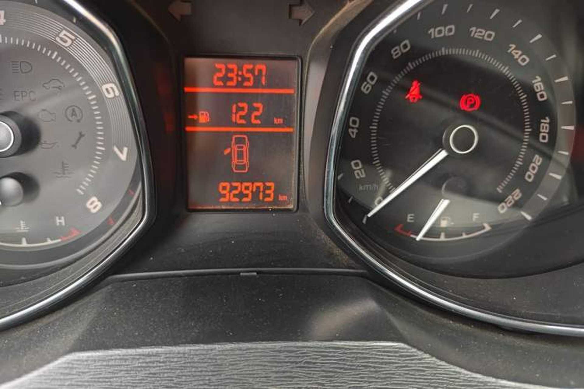 Used Chery Arrizo 7 2015 1.6L Manual Zhi Ling Edition Odometer Close Up