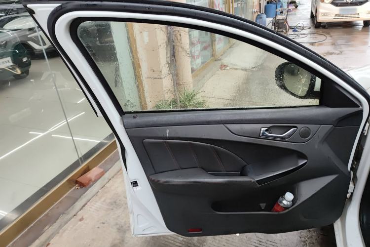 Used Chery Arrizo 7 2016 1.5T Manual ZhiShang Edition Interior 7
