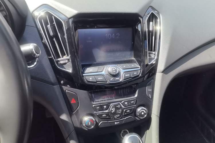 Used Chery Arrizo 7 2017 1.5T CVT ZhiShang Edition Audio And AC Panel