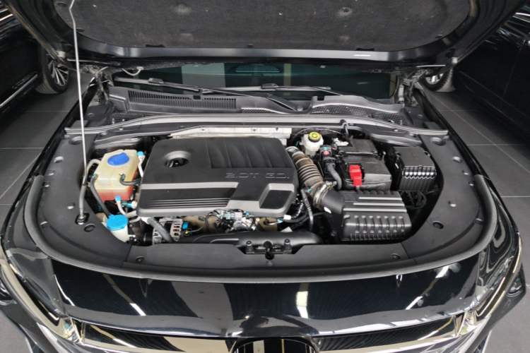 Used Chery Arrizo 8 2023 High-Performance Edition 2.0T DCT Powerfully Equipped Engine Bay