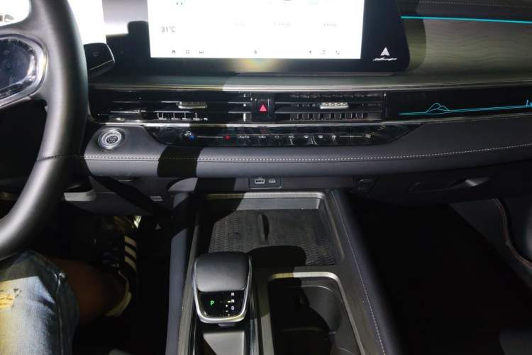 Used Chery Arrizo 8 2023 High-Performance Edition 2.0T DCT Powerfully Equipped Audio And AC Panel
