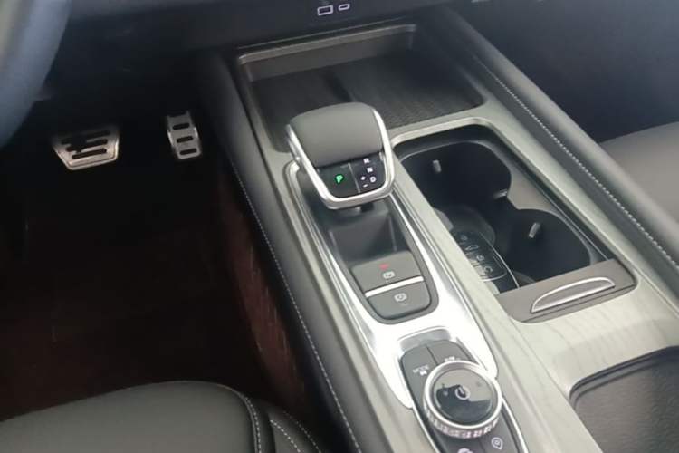 Used Chery Arrizo 8 2023 High-Performance Edition 2.0T DCT Powerfully Equipped Gear Lever