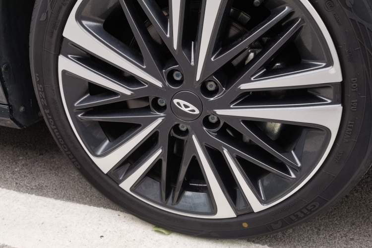 Used Chery Arrizo 8 2023 High-Performance Edition 2.0T DCT Powerfully Equipped Right Front Wheel Hub