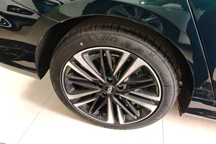 Used Chery Arrizo 8 2023 High-Performance Edition 2.0T DCT Powerfully Equipped Right Rear Wheel Hub