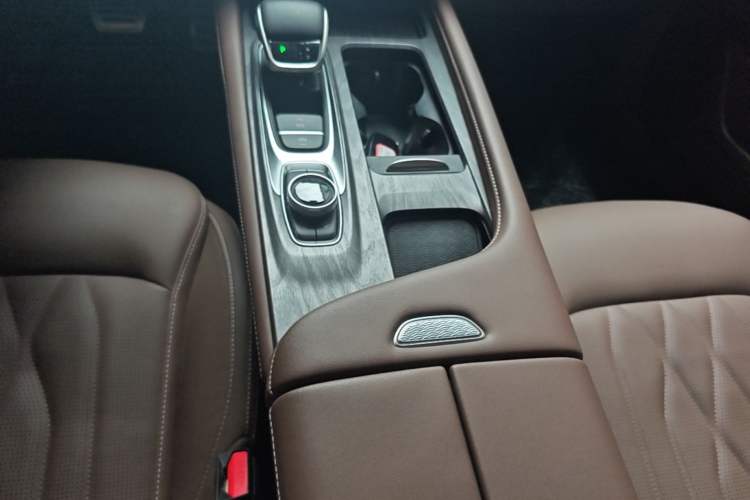 Used Chery Arrizo 8 2023 High-Performance Edition 2.0T DCT Powerfully Equipped Gear Lever