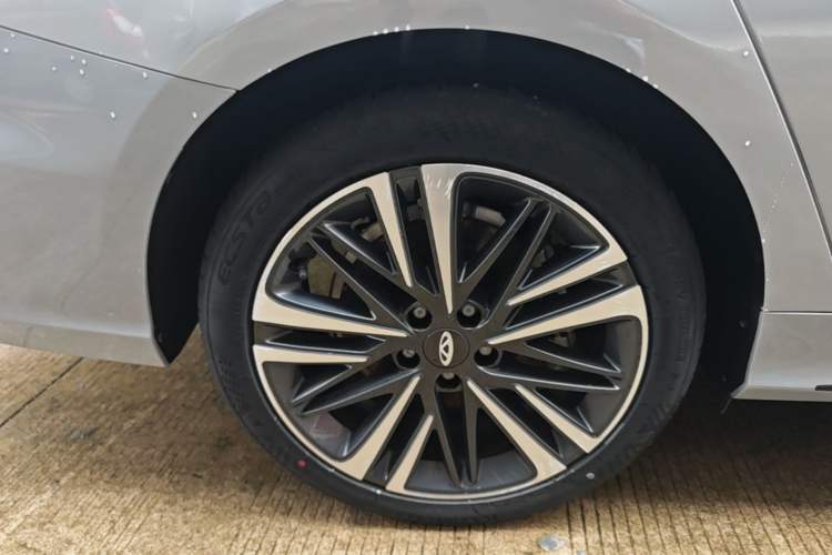 Used Chery Arrizo 8 2023 High-Performance Edition 2.0T DCT Powerfully Equipped Right Rear Wheel Hub