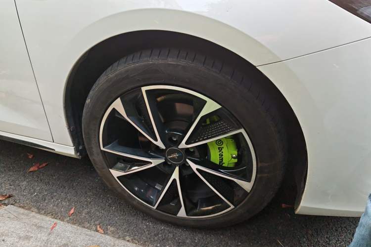 Used Chery Arrizo 8 2023 High-Performance Edition 2.0T DCT Powerfully Equipped Right Front Wheel Hub