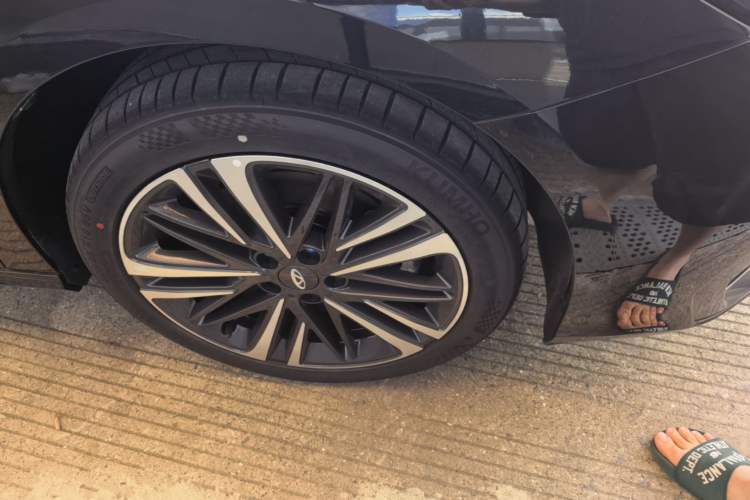 Used Chery Arrizo 8 2024 High-Performance Edition 2.0T DCT Powerfully Tuned Right Front Wheel Hub