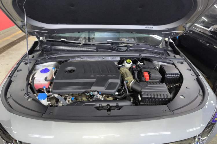 Used Chery Arrizo 8 2024 High-Performance Edition 2.0T DCT Powerfully Tuned Engine Bay