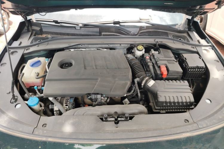Used Chery Arrizo 8 2024 High-Performance Edition 2.0T DCT Powerfully Tuned Engine Bay