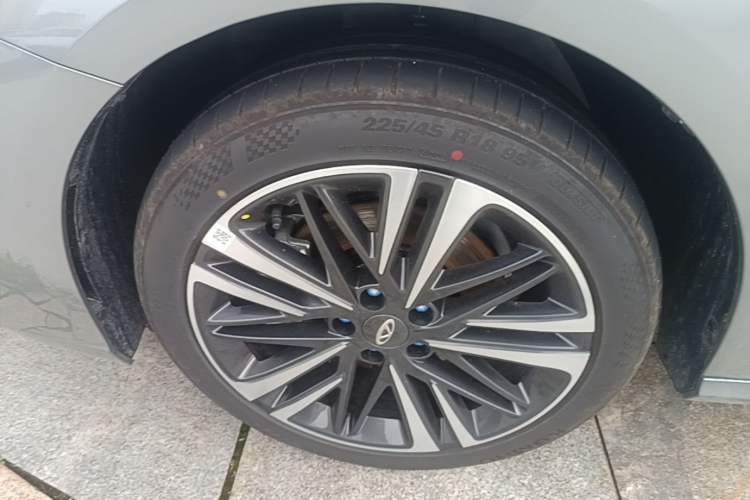 Used Chery Arrizo 8 2025 2.0T DCT Sport Left Front Wheel Hub