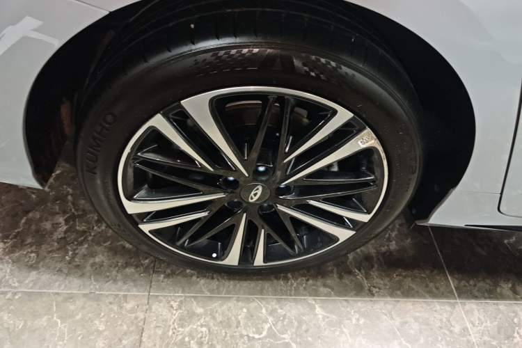 Used Chery Arrizo 8 PRO 2025 Model Pro 2.0T Luxury Version Right Rear Wheel Hub