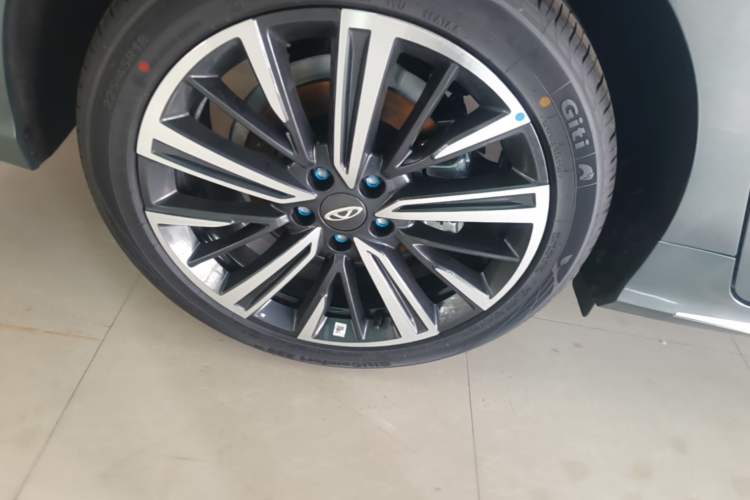 Used Chery Arrizo 8 PRO 2025 Pro 1.6T Comfort Version Right Rear Wheel Hub