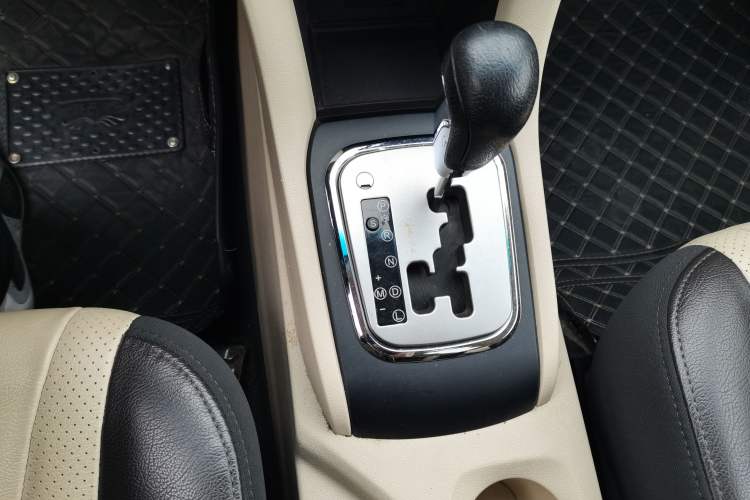 Used Chery Arrizo M7 2015 2.0L CVT Comfort Edition 232 Seats Gear Lever