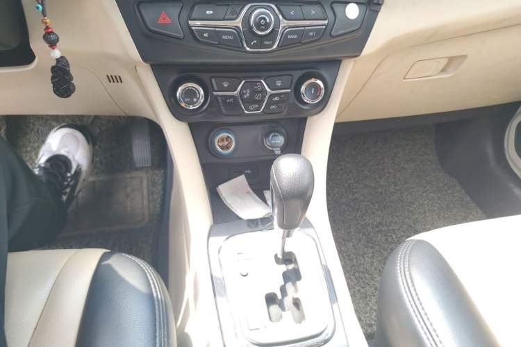 Used Chery Arrizo M7 2015 2.0L CVT Wide Enjoyment Edition 232 Seats Gear Lever