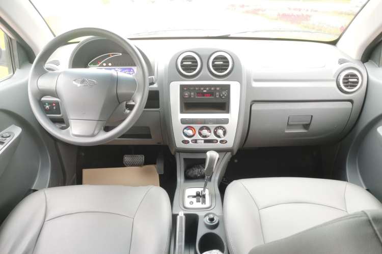 Used Chery Cowin 1 2012 1.3L AMT Comfort Edition Center Console