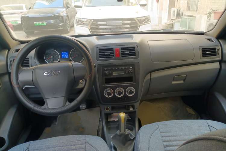 Used Chery Cowin 2 2012 1.5L Manual Comfort Edition Center Console