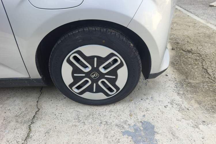 Used Chery Domi 2025 Model 405km Comfort Edition Right Front Wheel Hub