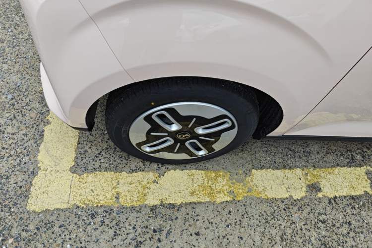 Used Chery Domi 2025 Model 305km Comfort Edition Left Front Wheel Hub